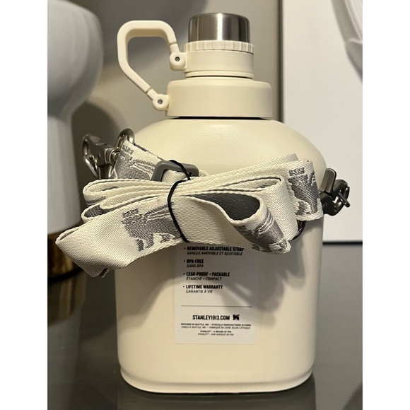 NWT Stanley 1.1 qt. Legendary Classic Canteen, Cream - Picture 2 of 4